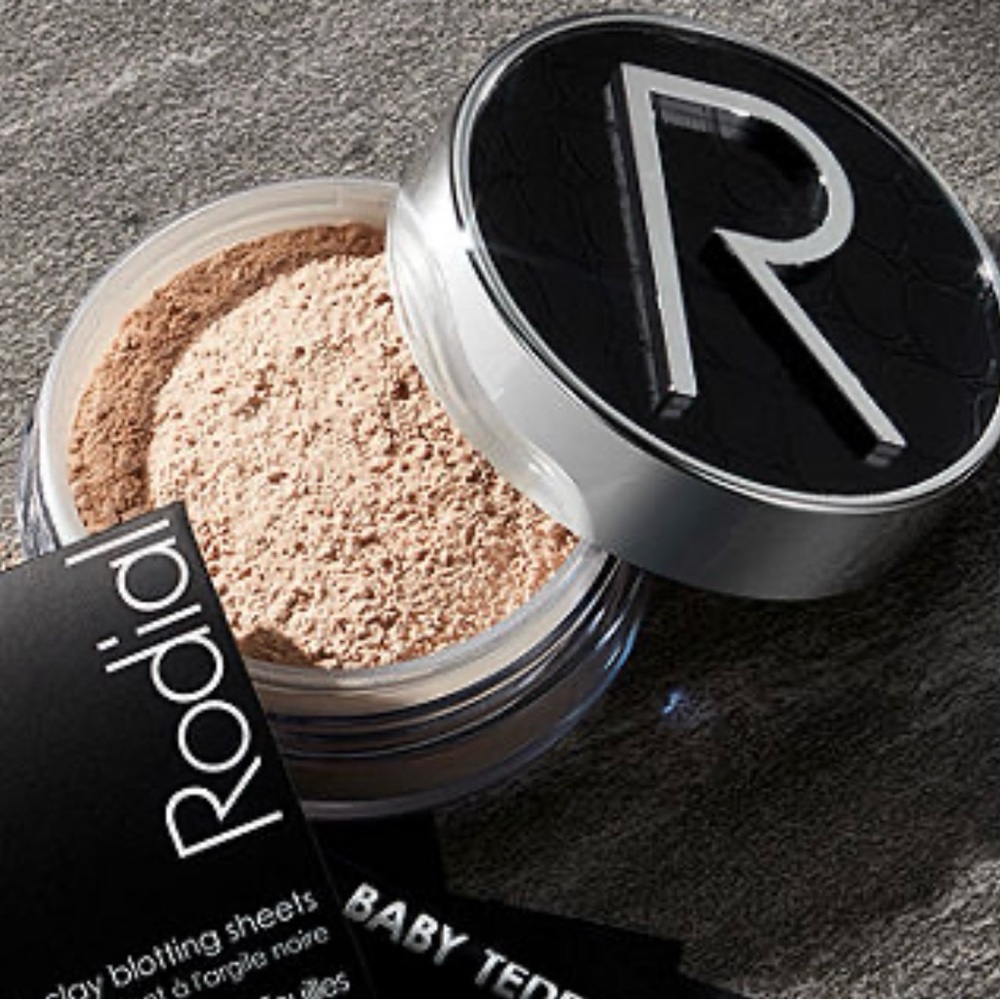 Rodial Glass Powder - Loose Blurring Powder - Picture 3 of 4